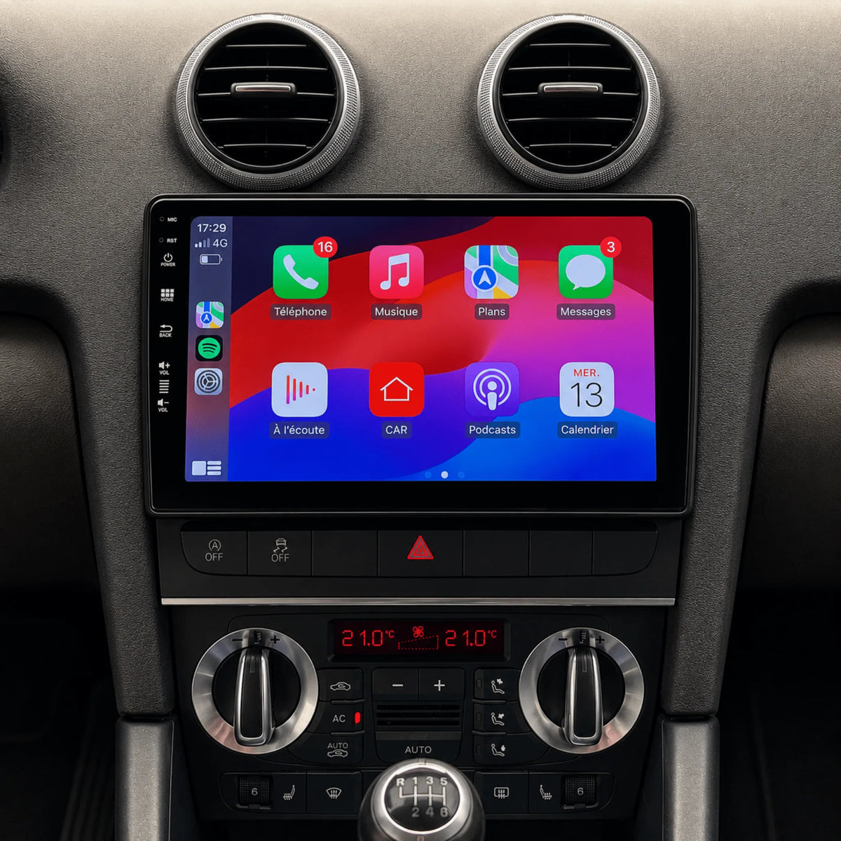Autoradio CarPlay 9 pouces installé dans la console d'une Audi A3 8P 2003-2012, entre les aérateurs et la climatisation, interface Apple CarPlay en français
