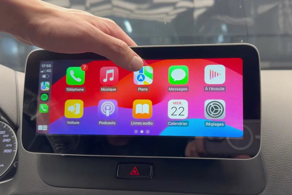 Écran 10,25 pouces installé en haut de la planche de bord d'un Audi Q5 8R, au-dessus du bouton de warning, Apple CarPlay en français