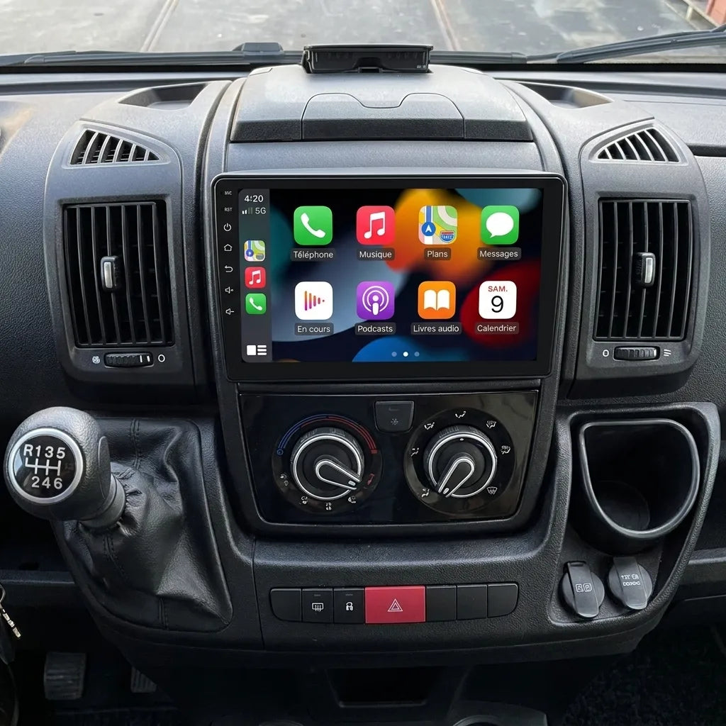 Autoradio CarPlay 9 pouces installé au centre de la planche de bord commune aux Citroën Jumper, Fiat Ducato et Peugeot Boxer