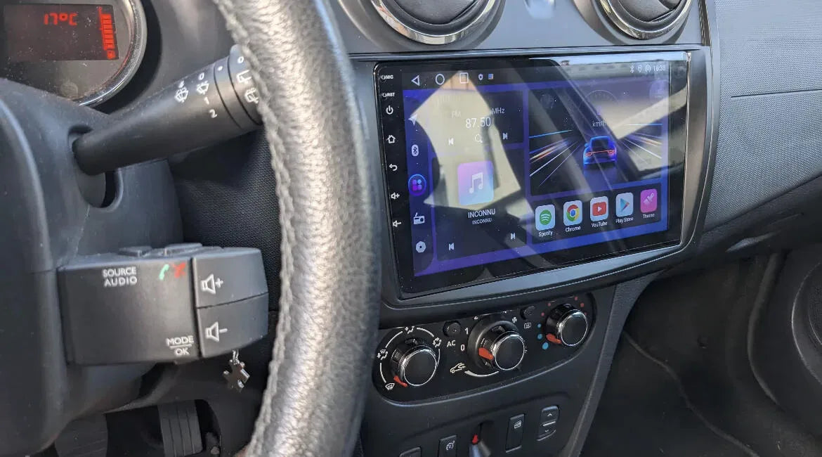 Autoradio 9 pouces installé dans la console d'une Dacia Sandero 2, identique à celle de la Logan 2, au-dessus de la climatisation
