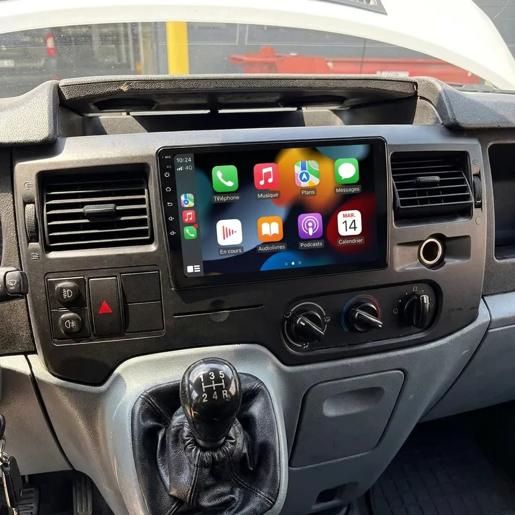 Autoradio CarPlay 9 pouces installé dans la console d'un Ford Transit (2006-2014), aérateurs et molettes de chauffage d'origine conservés