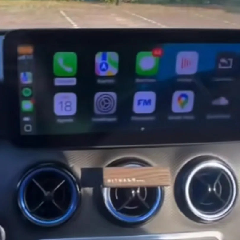Écran 10,25 pouces installé au-dessus des aérateurs ronds d'une Mercedes Classe A W176, Apple CarPlay