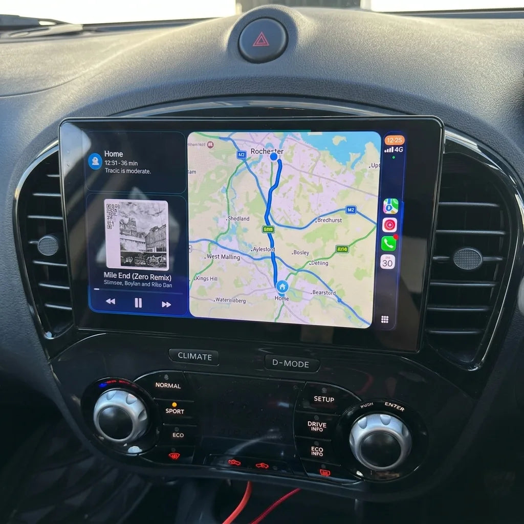 Autoradio CarPlay 9 pouces installé dans la console d'un Nissan Juke F15, entre les aérateurs ronds, commandes de climatisation d'origine conservées