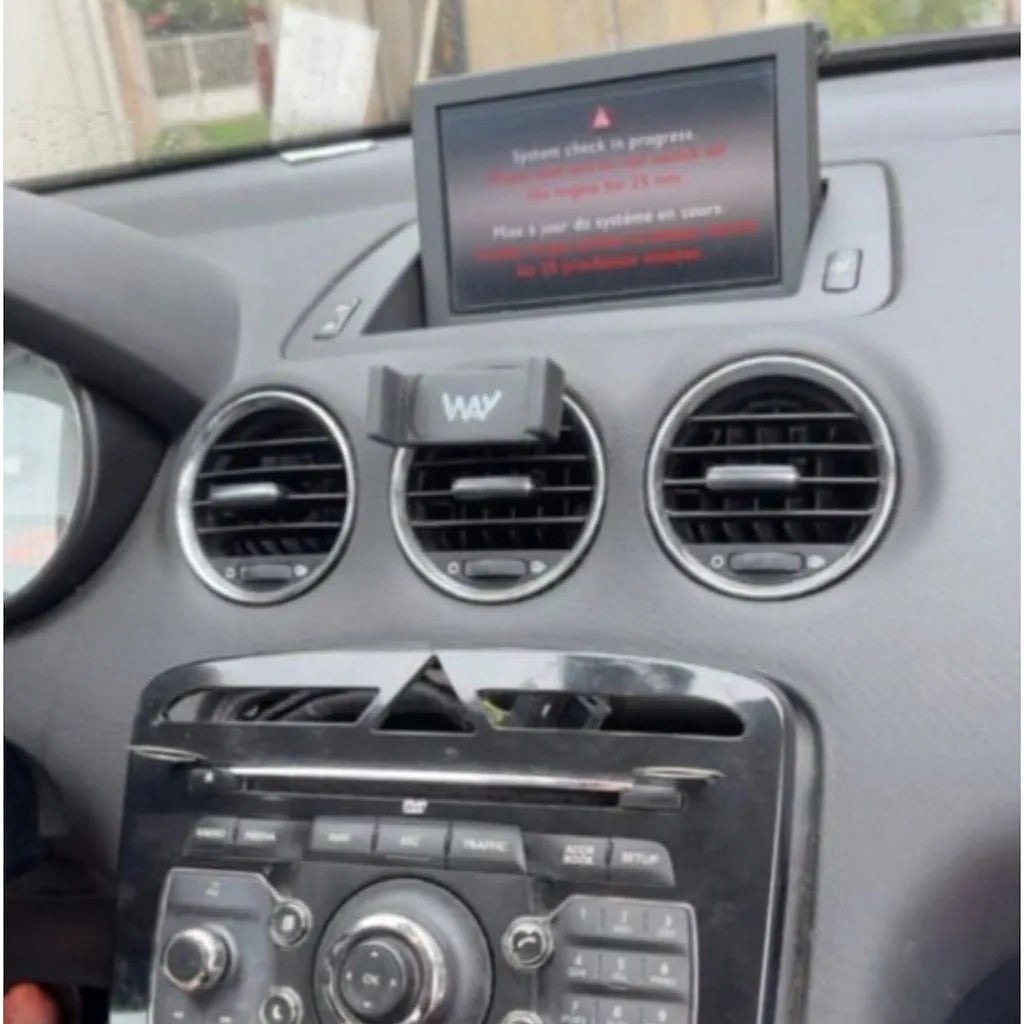 Avant : tableau de bord d'origine d'une Peugeot 308 équipée du NG4 / WIP Com 3D, écran couleur en haut et poste à clavier dans la console (photo réelle)