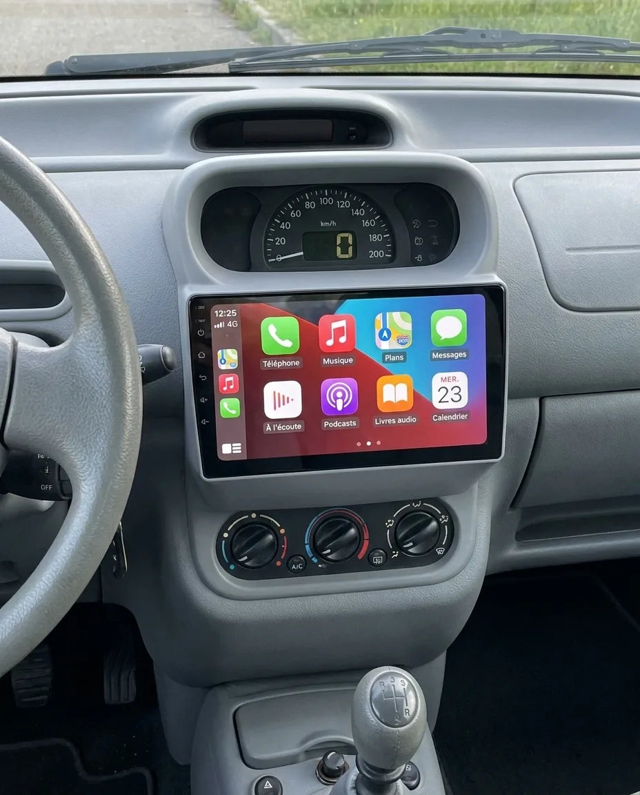 Simulation : autoradio CarPlay 9 pouces installé au centre de la planche de bord d'une Renault Twingo 1 (1998-2007), sous le compteur central, Apple CarPlay en français