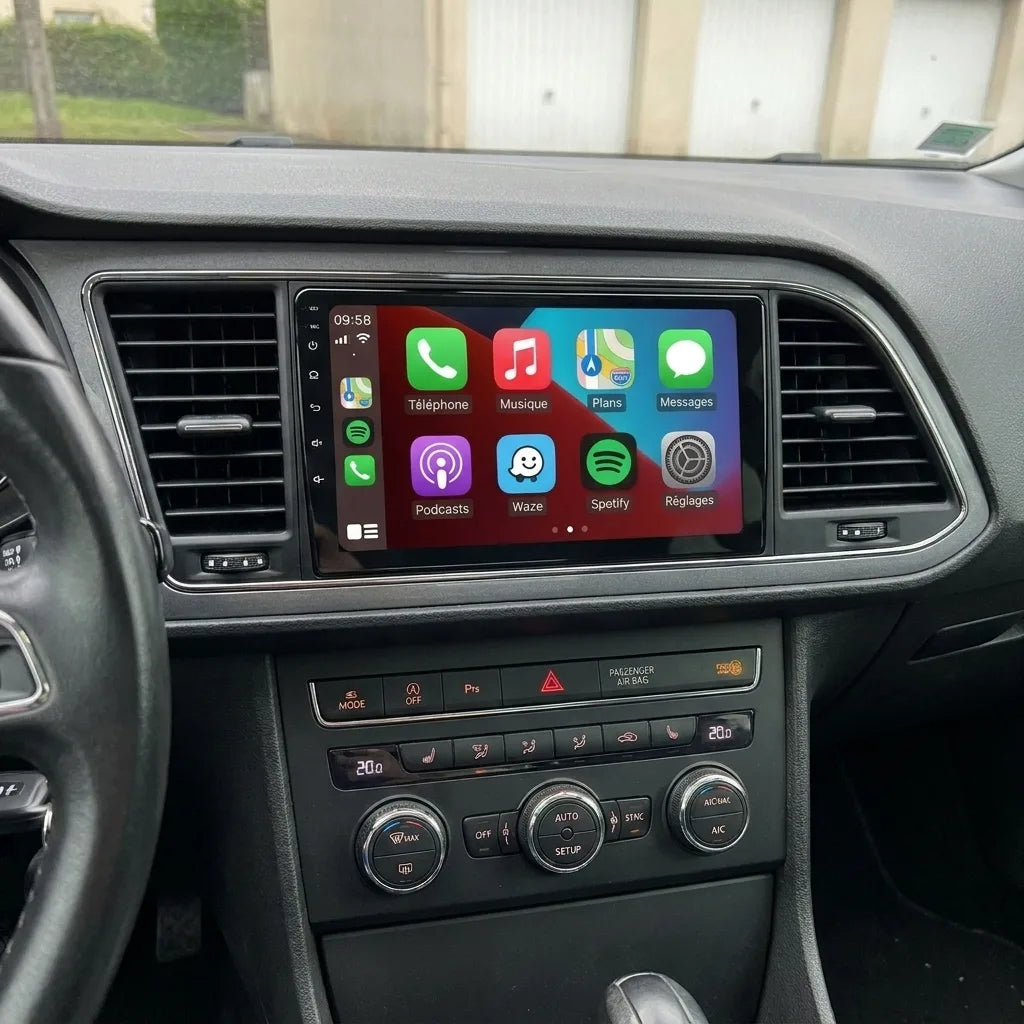Autoradio CarPlay 9 pouces installé dans une Seat Leon 3 entre les deux aérateurs, Apple CarPlay à l'écran