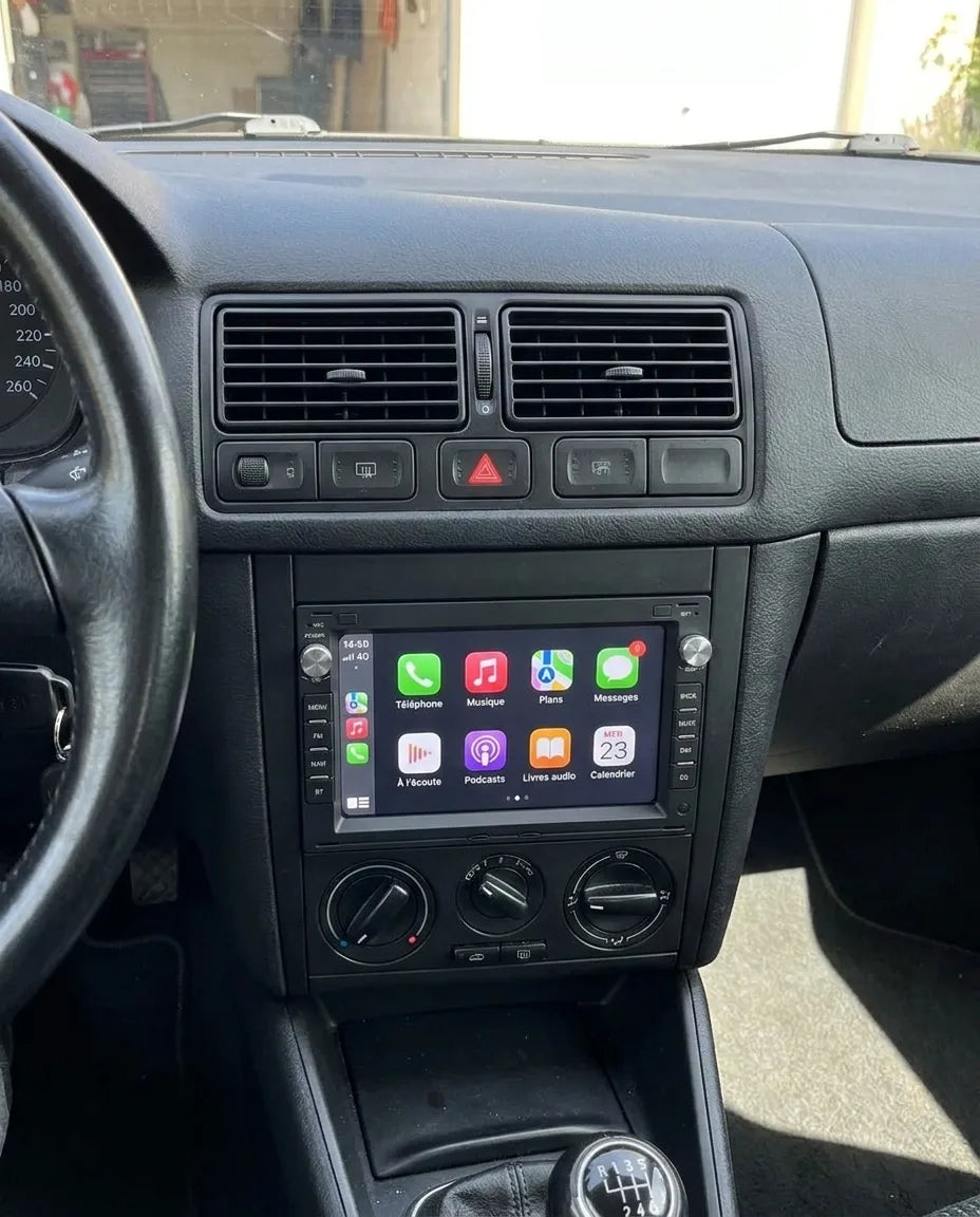 Simulation : autoradio CarPlay 7 pouces 2-DIN installé dans la console d'une Volkswagen Golf 4 (1997-2003), Apple CarPlay en français