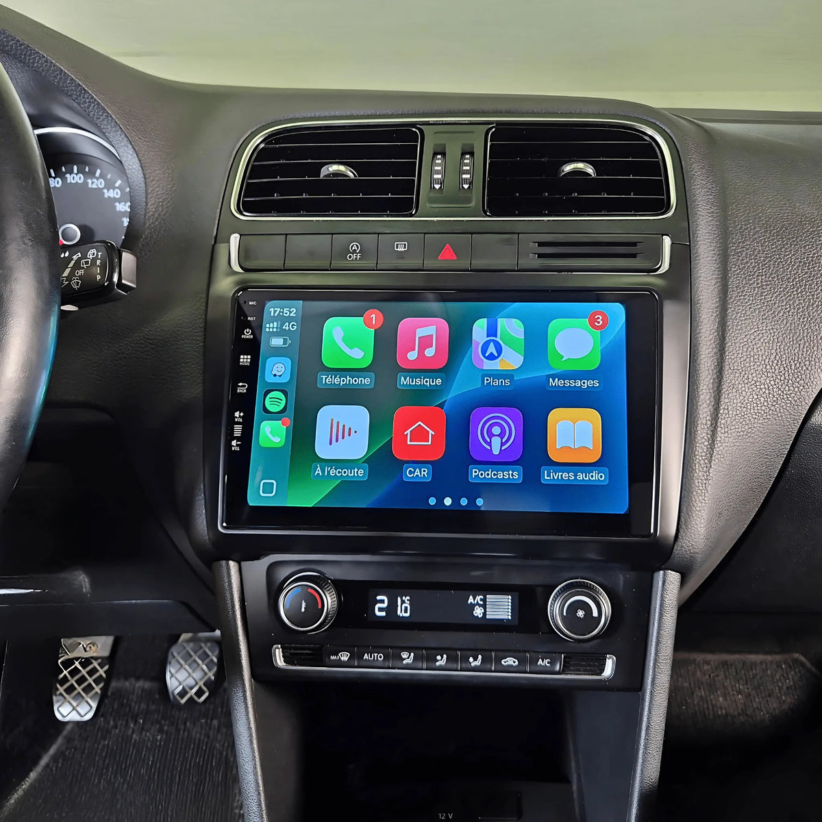 Autoradio CarPlay 9 pouces installé dans le tableau de bord d'une Volkswagen Polo 5 6C restylée (2014-2017), interface Apple CarPlay
