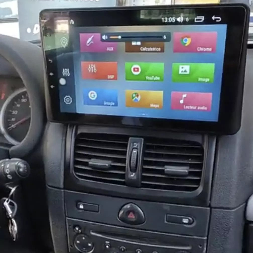 Autoradio CarPlay 9 pouces installé en haut de la console d'une Renault Clio 2 2001-2012, au-dessus des aérateurs