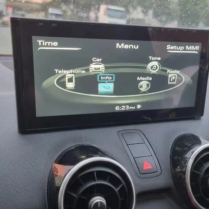 Écran CarPlay 10,25 pouces installé en haut de la planche de bord d'une Audi A1 8X, menus MMI d'origine conservés