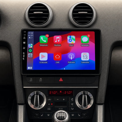 Autoradio CarPlay 9 pouces installé dans la console d'une Audi A3 8P 2003-2012, entre les aérateurs et la climatisation, interface Apple CarPlay en français