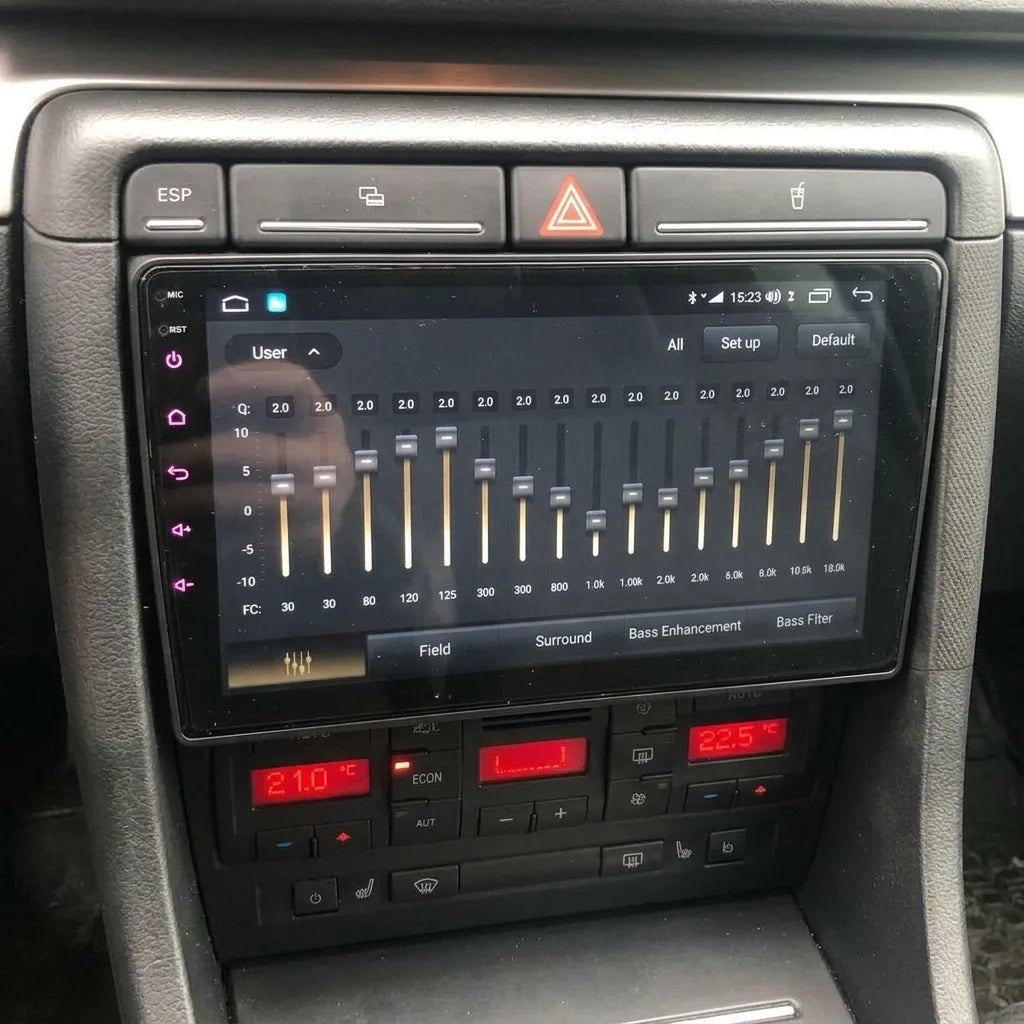 Autoradio écran tactile 9 pouces installé dans la console d'une Audi A4 B7, entre les boutons ESP/warning et la climatisation automatique d'origine