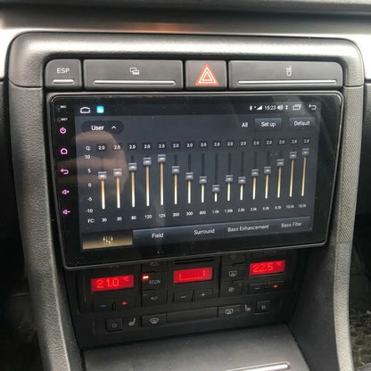 Autoradio écran tactile 9 pouces installé dans la console d'une Audi A4 B7, entre les boutons ESP/warning et la climatisation automatique d'origine