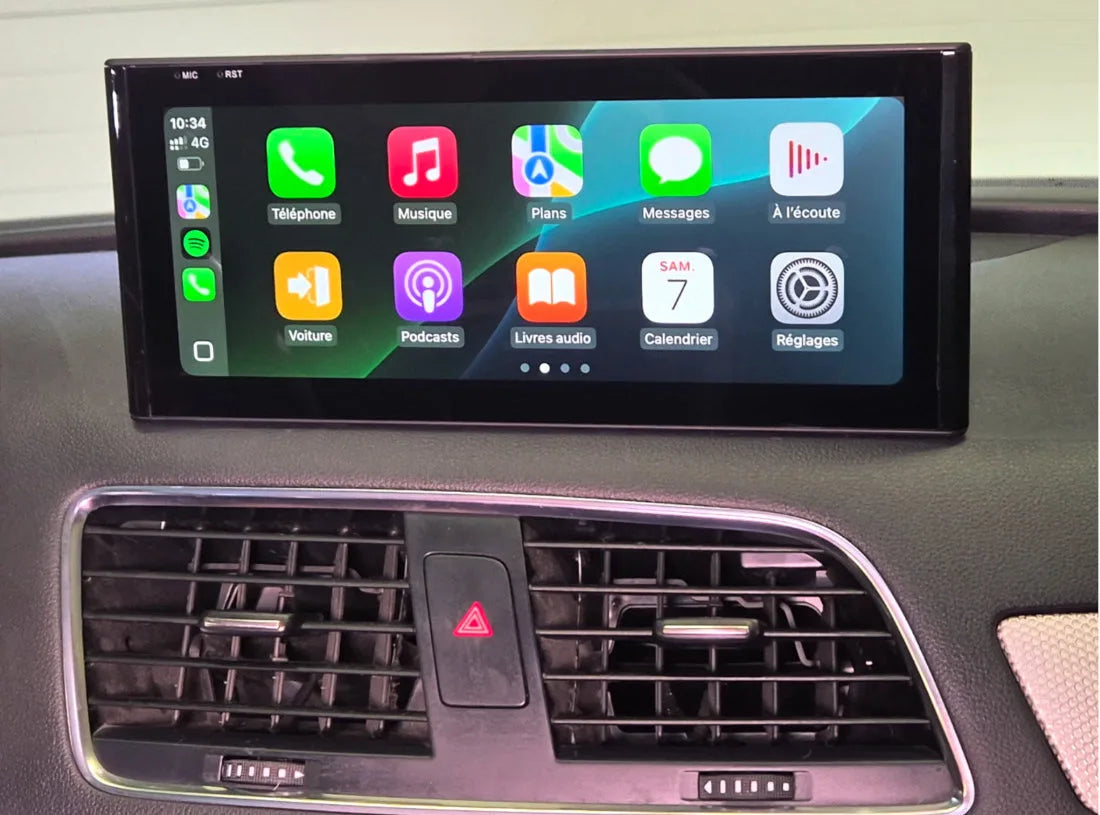 Écran 10,25 pouces installé en haut de la planche de bord d'un Audi Q3 8U, au-dessus des aérateurs, Apple CarPlay en français
