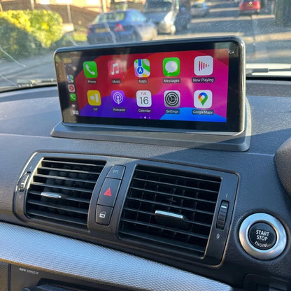 Écran CarPlay 10,25 pouces installé en haut de la planche de bord d'une BMW Série 1 E87