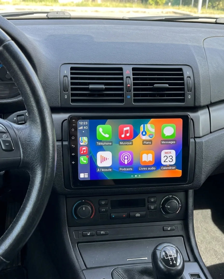 Simulation : autoradio CarPlay 9 pouces installé dans la console d'une BMW Série 3 E46 (1998-2006), Apple CarPlay en français