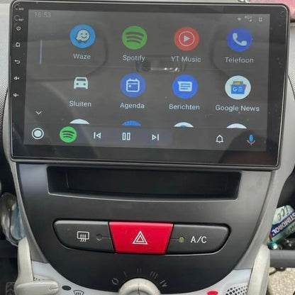 Autoradio écran tactile 9 pouces installé dans la console d'une Citroën C1 / Peugeot 107 / Toyota Aygo (2005-2014), vide-poche et boutons d'origine conservés