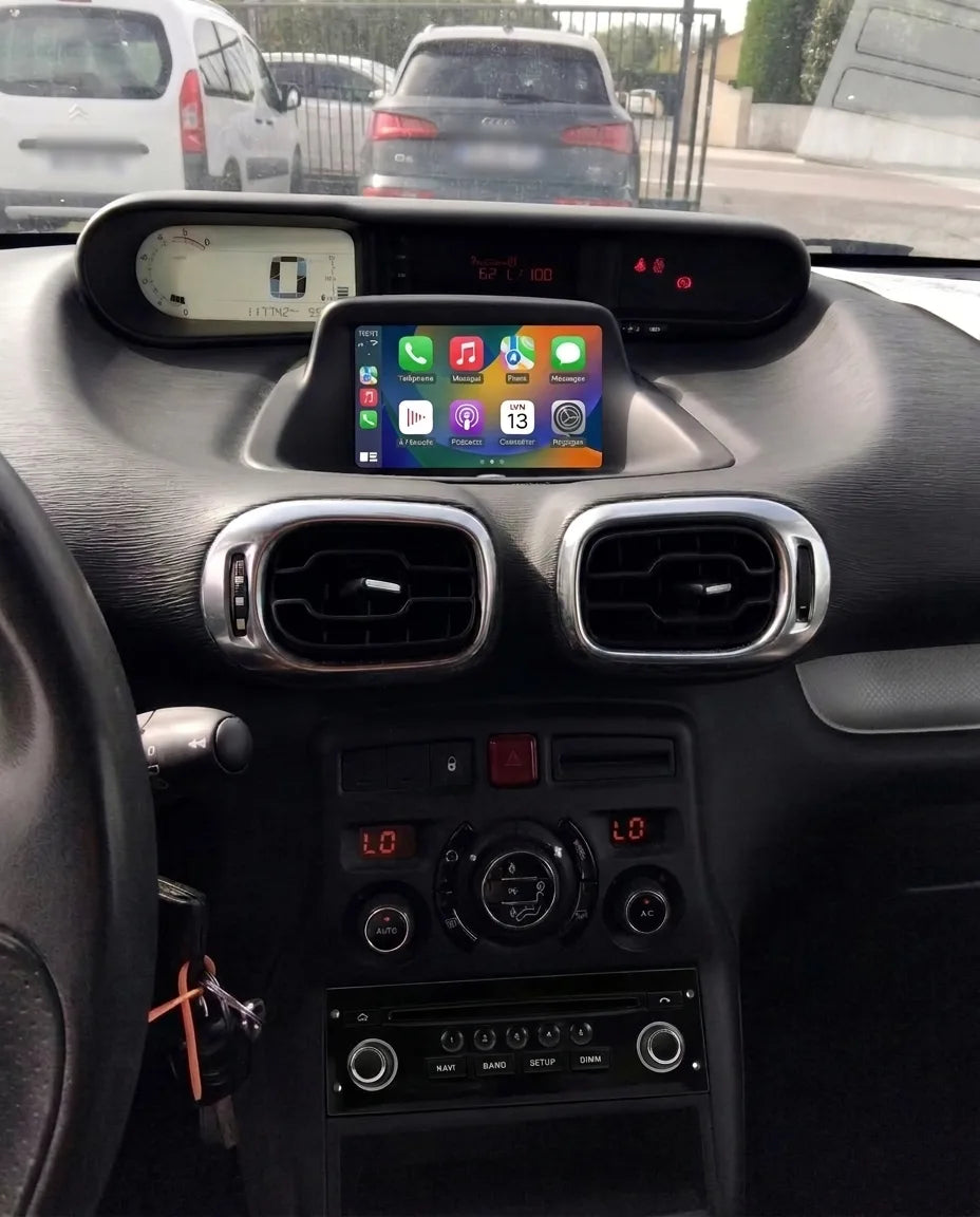 Simulation de l'écran CarPlay 7 pouces installé dans une Citroën C3 Picasso 2014 à la place de l'écran GPS d'origine