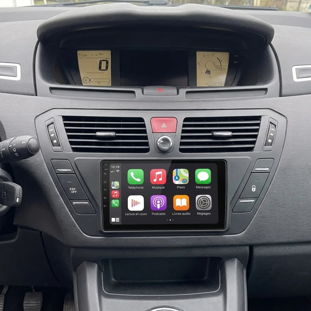 Autoradio CarPlay 9 pouces installé dans la console d'un Citroën C4 Picasso