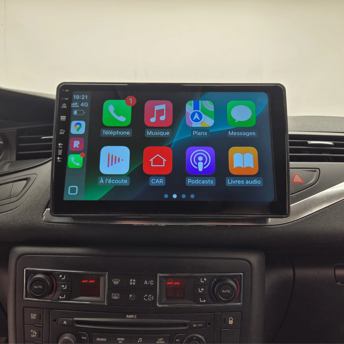 Autoradio CarPlay 10,1 pouces installé en haut de la planche de bord d'une Citroën C5 II