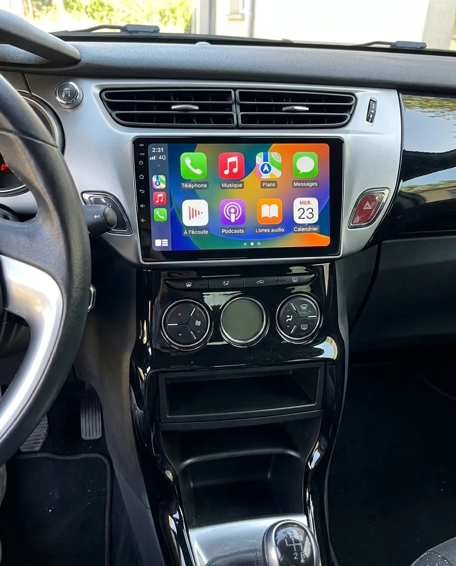 Simulation : autoradio CarPlay installé dans la planche de bord d'une Citroën DS3 (2010-2019), bandeau gris argent, Apple CarPlay en français