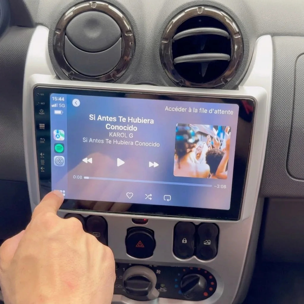 Autoradio CarPlay 9 pouces installé dans la console argentée d'un Dacia Duster phase 1 (2010-2013), aérateurs ronds et climatisation d'origine conservés
