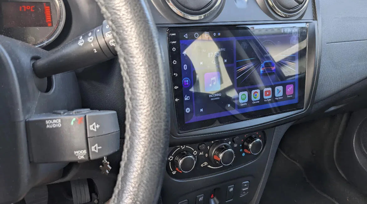 Autoradio 9 pouces installé dans la console d'une Dacia Sandero 2, photo client, commandes au volant conservées