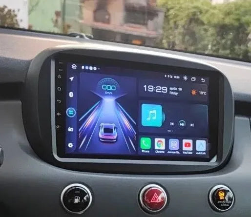 Autoradio 9 pouces installé dans la planche de bord d'une Fiat 500X, au-dessus des boutons de warning et d'airbag passager