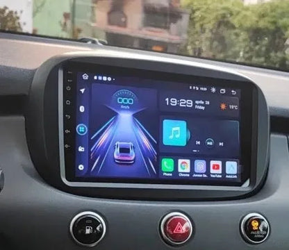 Autoradio 9 pouces installé dans la planche de bord d'une Fiat 500X, au-dessus des boutons de warning et d'airbag passager