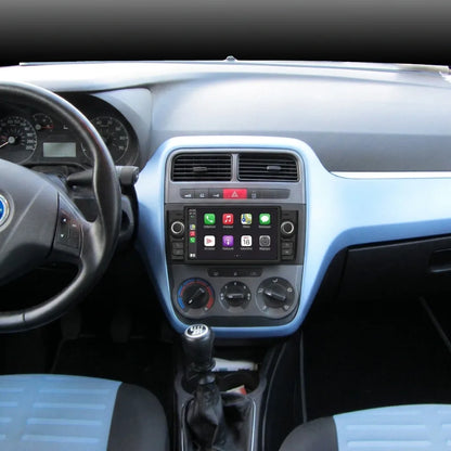 Autoradio CarPlay 7 pouces installé dans la console d'une Fiat Grande Punto