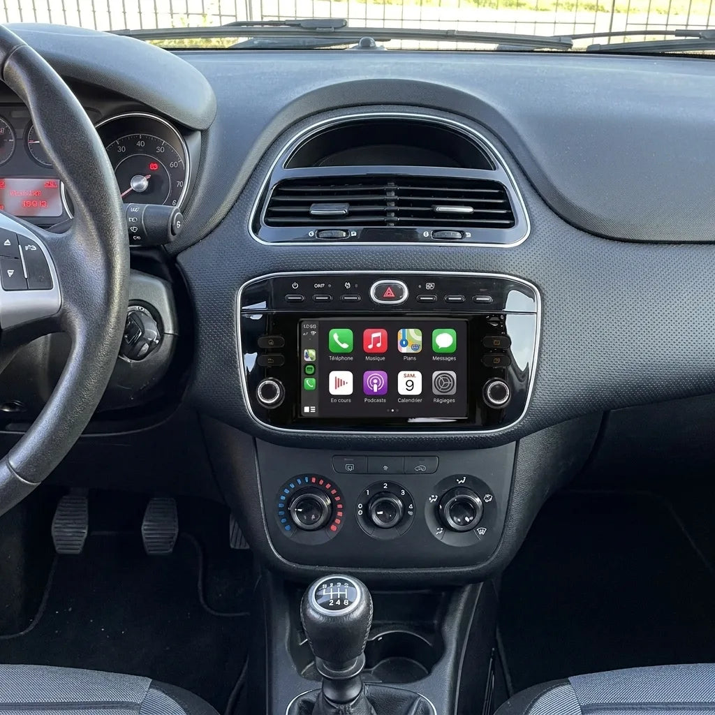 Autoradio CarPlay 7 pouces installé dans la console d'une Fiat Punto Evo