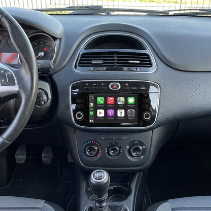 Autoradio CarPlay 7 pouces installé dans la console d'une Fiat Punto Evo