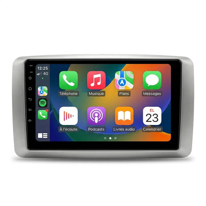 Autoradio CarPlay Android Auto Ford Focus 2 phase 2 (2008-2011), écran tactile 9 pouces avec cadre gris argent, vue de face sur fond blanc