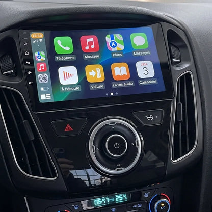 Autoradio CarPlay 9 pouces installé dans la console d'une Ford Focus 3, au-dessus du panneau avec warning et molette, Apple CarPlay en français