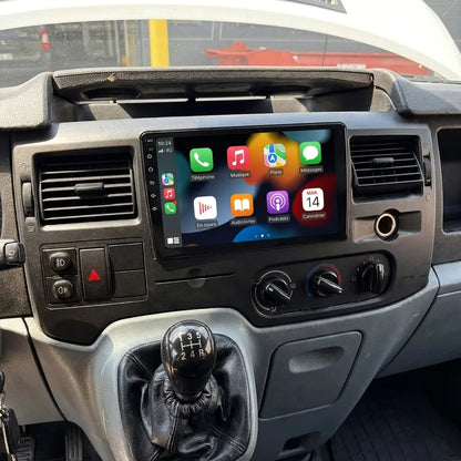 Autoradio CarPlay 9 pouces installé dans la console d'un Ford Transit (2006-2014), aérateurs et molettes de chauffage d'origine conservés