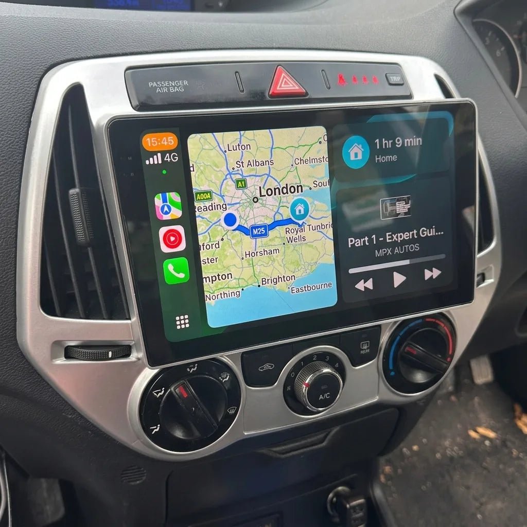 Autoradio CarPlay 9 pouces installé dans le tableau de bord d'une Hyundai i20 2008-2014, navigation Apple Plans à l'écran