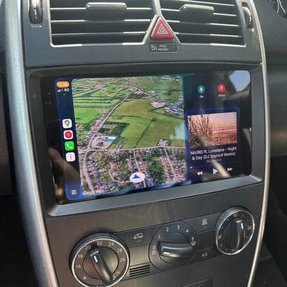 Autoradio CarPlay 9 pouces installé dans la console d'une Mercedes Classe B W245 / Classe A W169, aérateurs et climatisation d'origine conservés