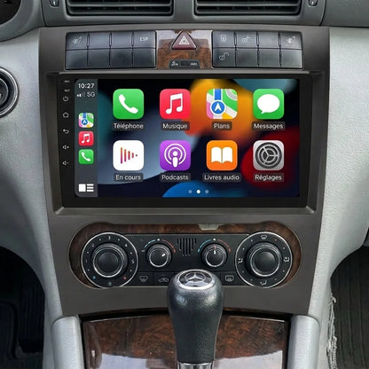 Autoradio CarPlay 9 pouces installé dans la console d'une Mercedes Classe C W203 phase 2 (2004-2007)