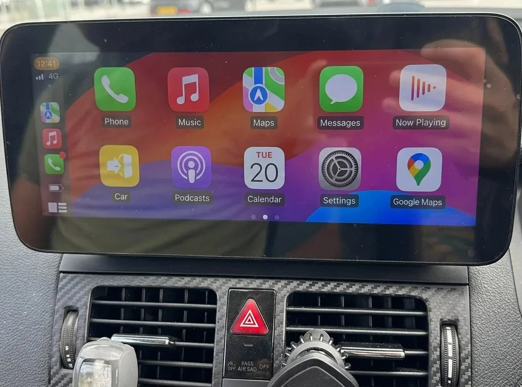 Écran CarPlay 10,25 pouces installé en haut de la planche de bord d'une Mercedes Classe C W204