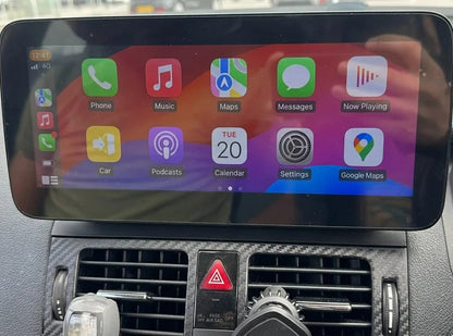 Écran CarPlay 10,25 pouces installé en haut de la planche de bord d'une Mercedes Classe C W204