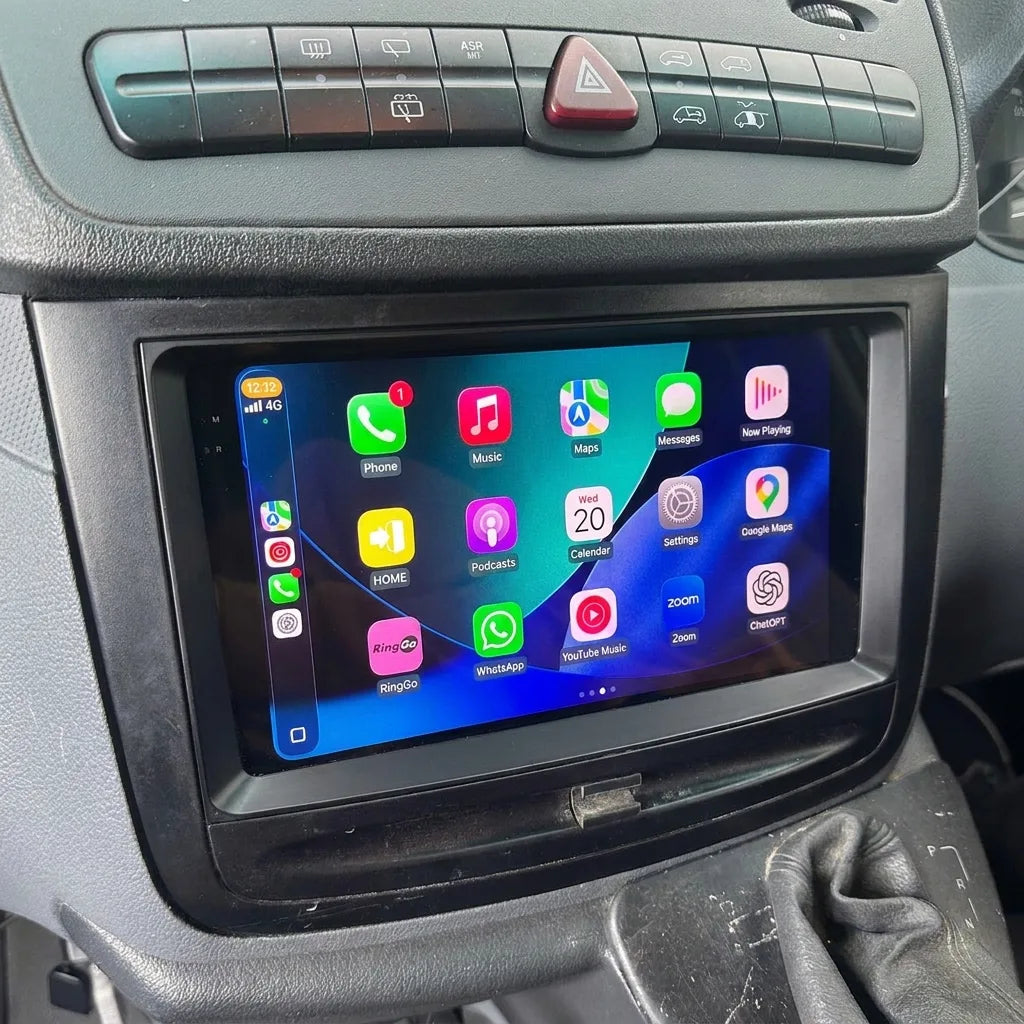 Autoradio CarPlay 9 pouces installé dans la console d'un Mercedes Vito W639