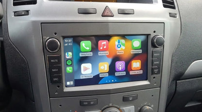 Simulation : autoradio CarPlay 7 pouces format Opel installé dans la console d'une Opel Astra H (2004-2010), Apple CarPlay en français
