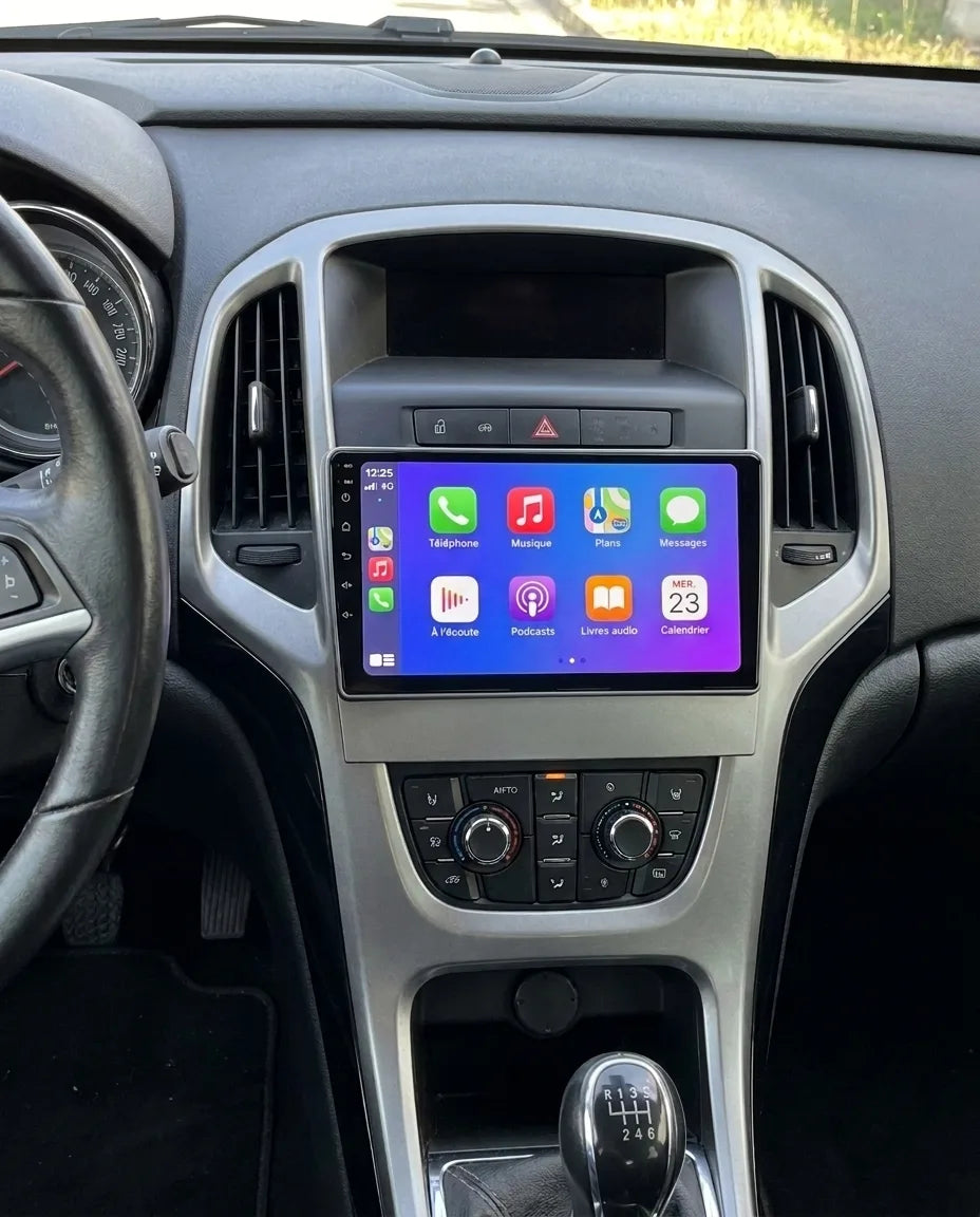 Simulation : autoradio CarPlay 9 pouces installé dans la console d'une Opel Astra J (2009-2015), Apple CarPlay en français