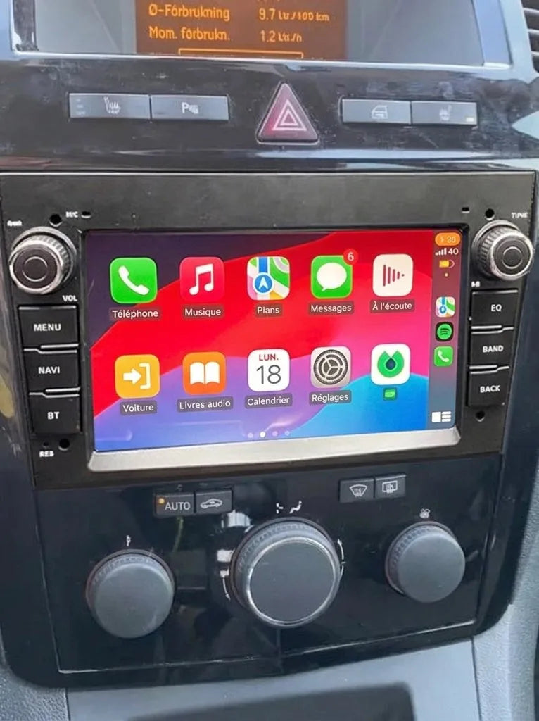Autoradio CarPlay 7 pouces format Opel installé dans la console d'un Opel Zafira B, au-dessus de la climatisation, Apple CarPlay en français