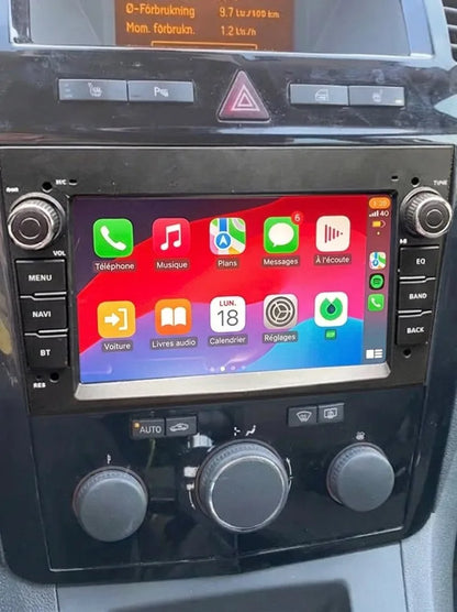 Autoradio CarPlay 7 pouces format Opel installé dans la console d'un Opel Zafira B, au-dessus de la climatisation, Apple CarPlay en français