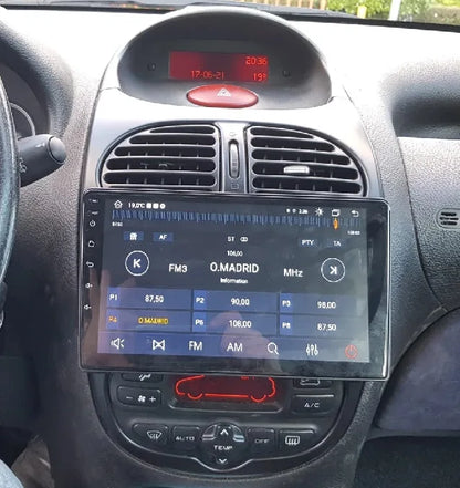 Autoradio CarPlay 9 pouces installé dans le tableau de bord d'une Peugeot 206, sous les aérateurs