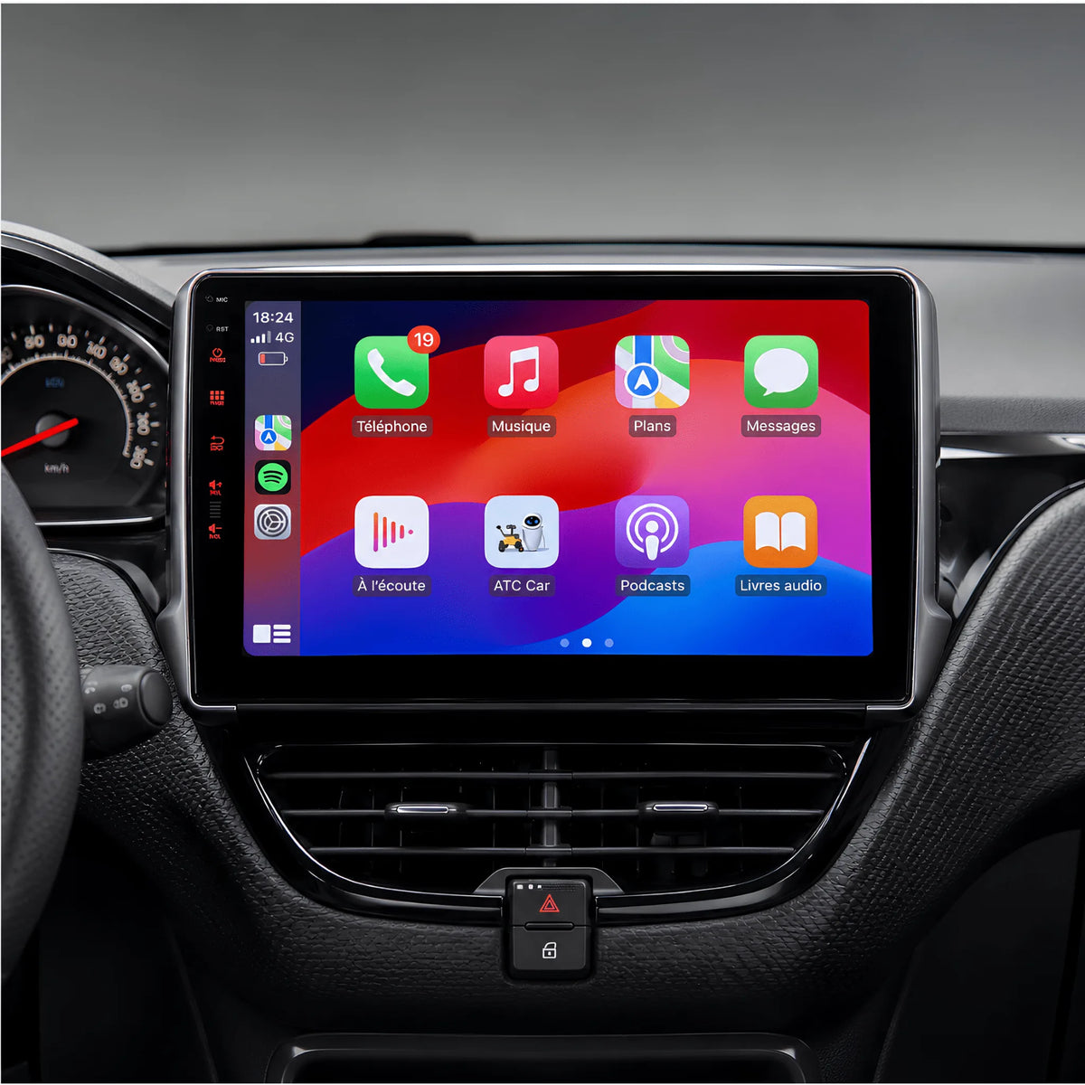 Autoradio CarPlay 10.1 pouces installé dans le tableau de bord d'une Peugeot 208