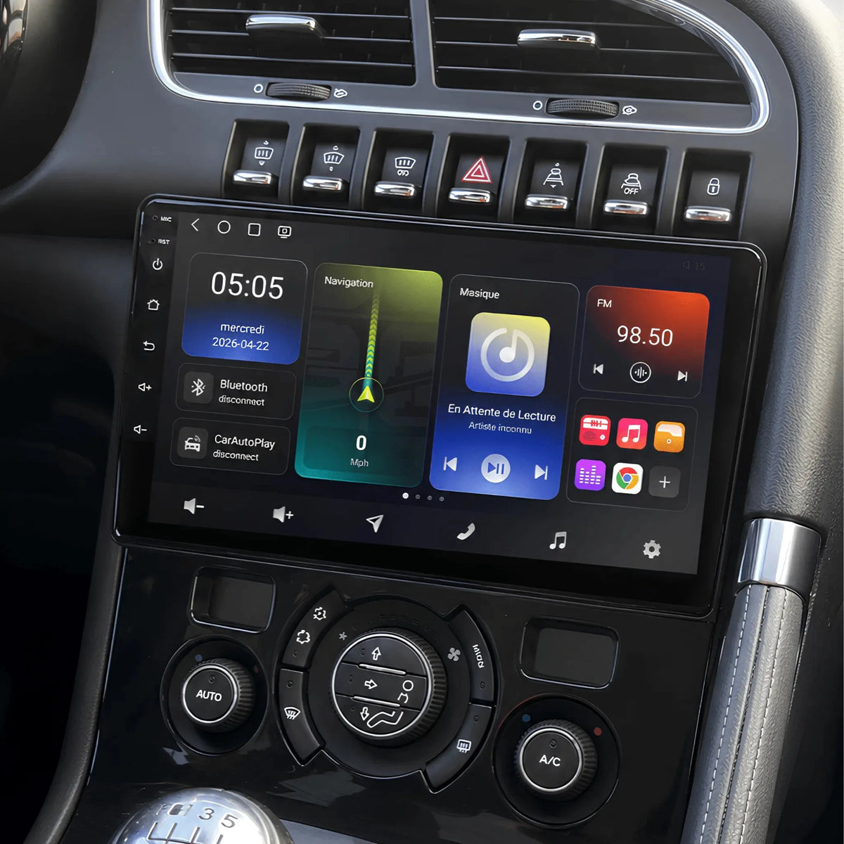 Autoradio CarPlay 9 pouces installé dans la console d'un Peugeot 3008 première génération, identique à celle du Peugeot 5008 2009-2017, au-dessus de la climatisation automatique