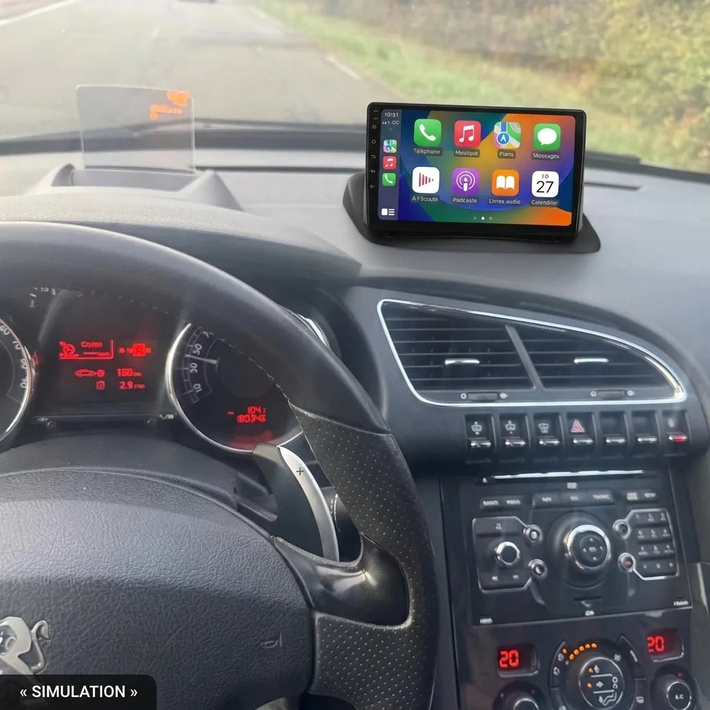 Simulation : écran CarPlay 9 pouces installé en haut de la planche de bord d'une Peugeot 3008 à navigation WIP Nav, poste et climatisation d'origine conservés dans la console