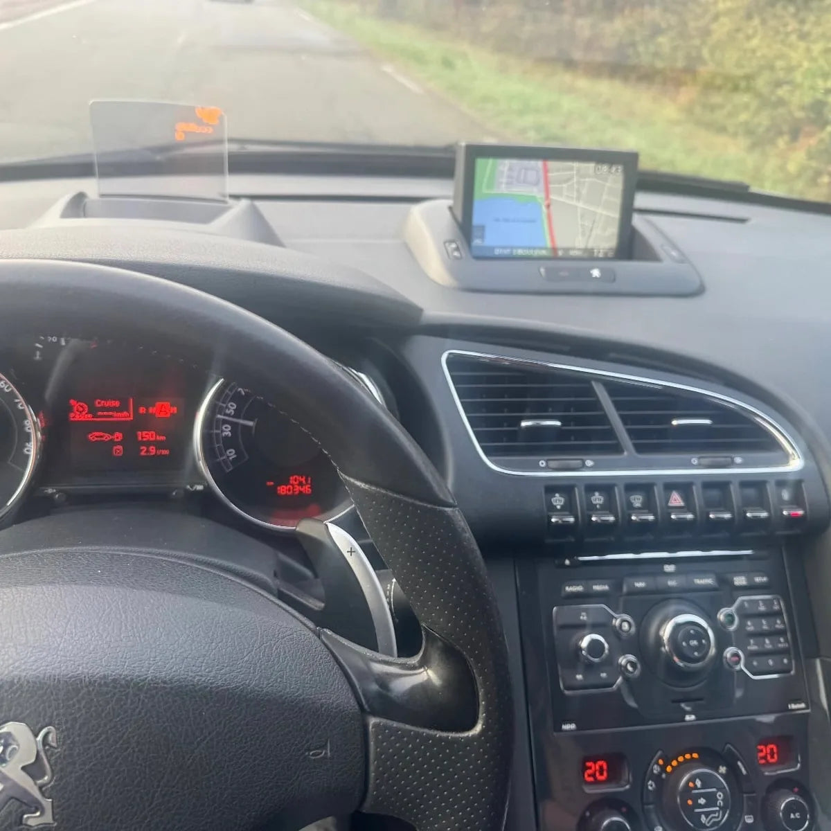 Avant : tableau de bord d'origine d'une Peugeot 3008 2012 équipée de la navigation WIP Nav, écran GPS escamotable sorti en haut de planche de bord (photo réelle)